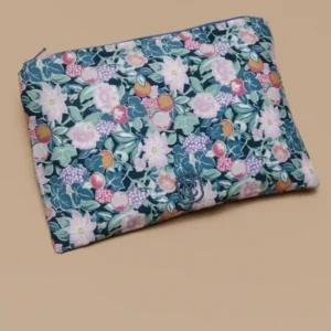 Tasche aus Liberty®-Stoff mit Stickerei – Solidaraktion