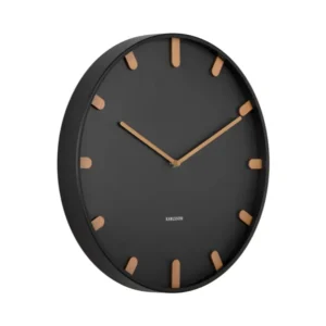 Schwarze Karlsson-Wanduhr mit Holz-Ziffern und V-förmigen Zeigern