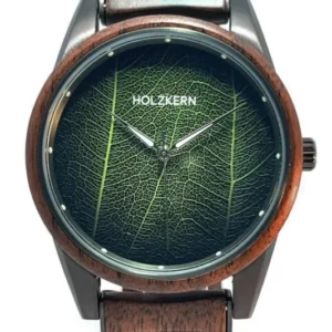 Holzkern-Armbanduhr mit braunem Holzarmband und dunkelgrünem Blattzifferblatt