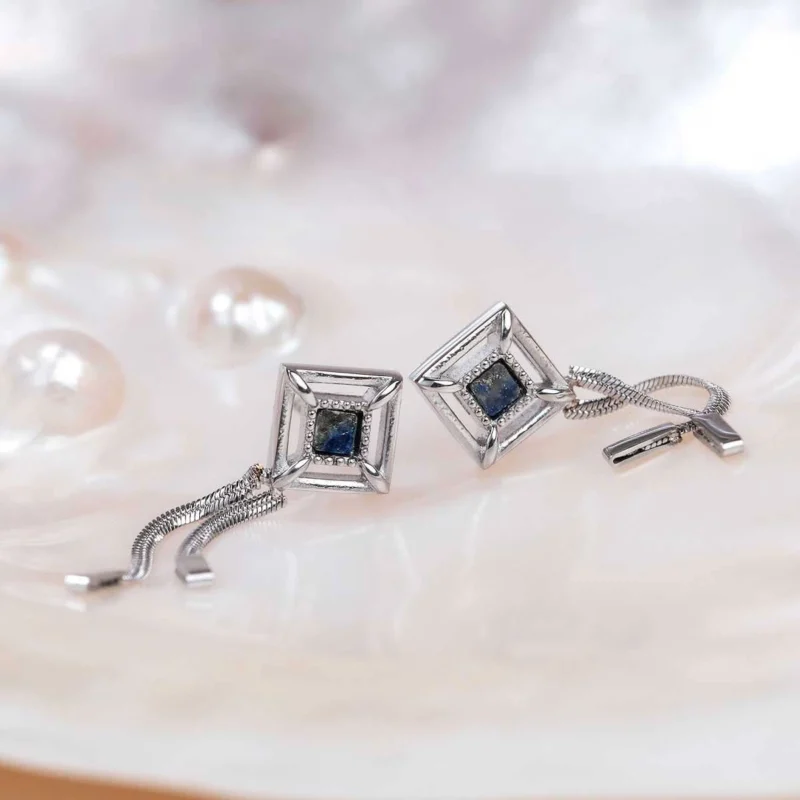 Silberne Ohrstecker mit quadratischem Lapislazuli-Stein und Kettenanhängern
