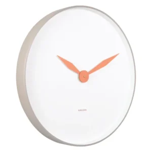 Wanduhr mit hellem Ziffernblatt, orangefarbenen Zeigern und flachem Rahmen