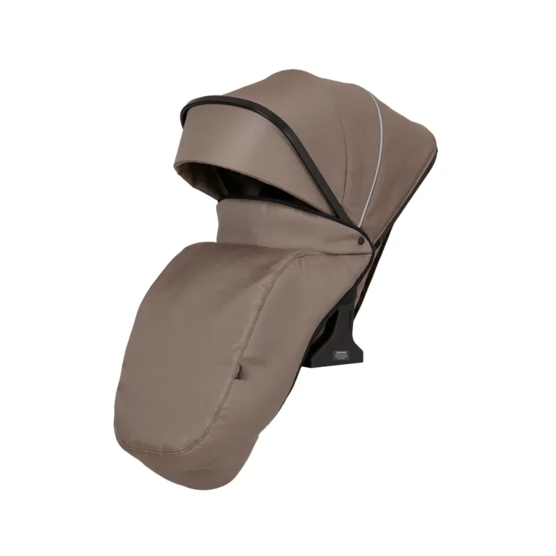 Two Select Windschutzdecke 600 / Toffee für den Sportwagen. Schräge Vorderansicht.