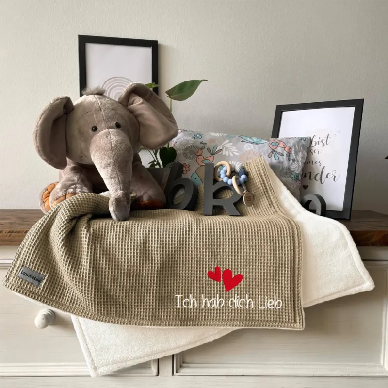 Babydecke mit Namen - 70 x 100 cm • Latte Macchiato – für Kinder in der Anwendung