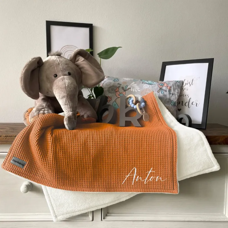 Babydecke mit Namen - 70 x 100 cm • Cognac – für Kinder in der Anwendung