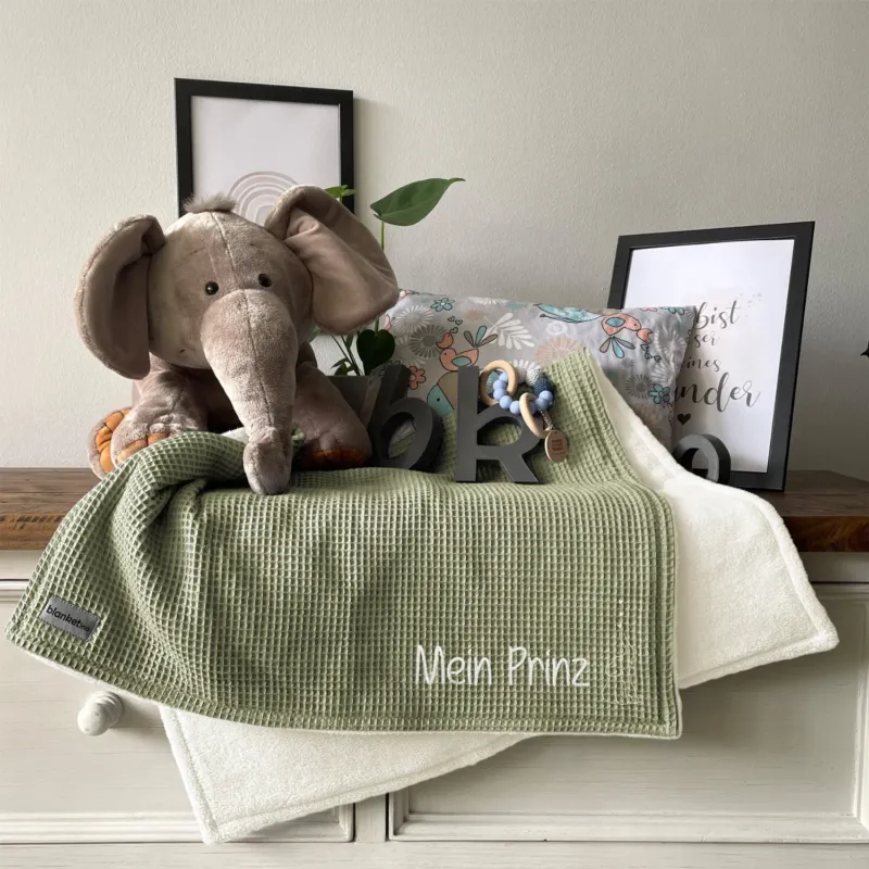 Babydecke mit Namen - 70 x 100 cm • Oliv – für Kinder in der Anwendung