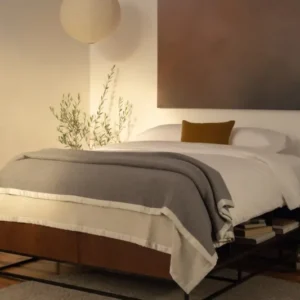 LETTO Organico Percale fitted sheet in ivory on a modern bed with grey throw.