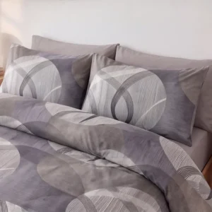 Parure en polycoton Célestia mauve, détail chevet - Maison Textile
