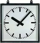 Quadratische Wanduhr mit schwarzem Rahmen, weißem Zifferblatt und schwarzen Zeigern