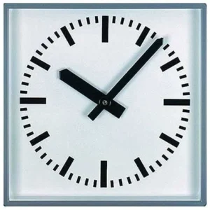 Wanduhr mit quadratischem Metallrahmen, weißem Zifferblatt und schwarzen Zeigern