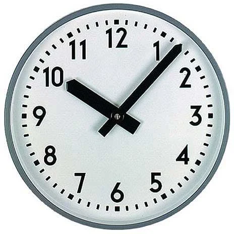 Metall-Wanduhr mit weißem Zifferblatt, schwarzen Zahlen und Zeigern