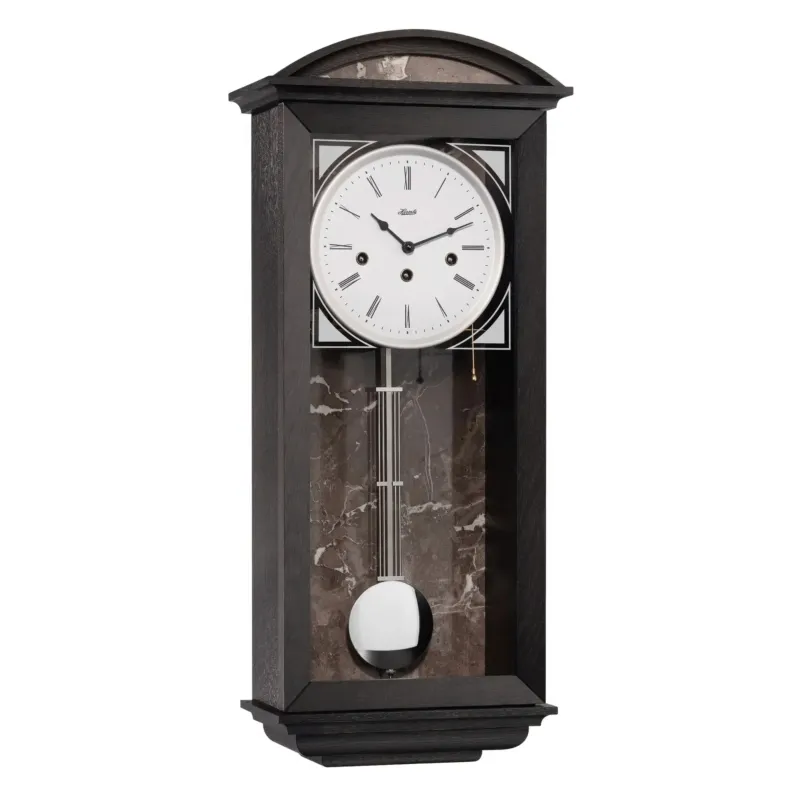 Wanduhr in dunklem Holzgehäuse mit weißem Zifferblatt und Glasfront, Pendel sichtbar